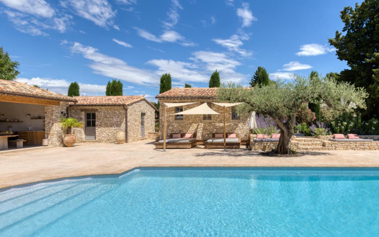 Swimming pool with sun loungers and pool house