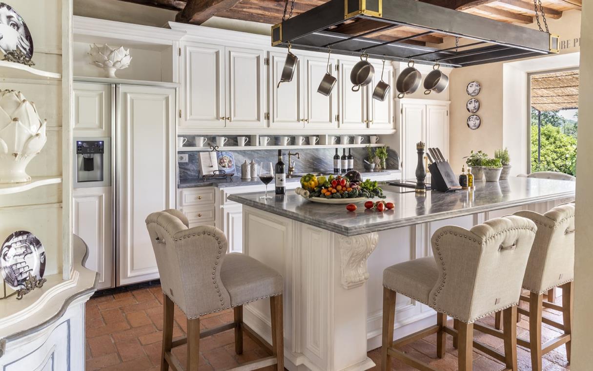 Farmhouse-style kitchen with breakfast bar