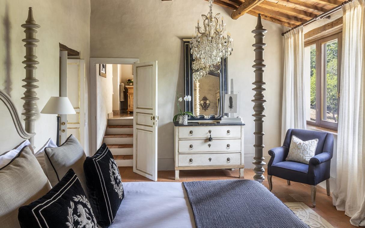 Four poster bed in elegant bedroom