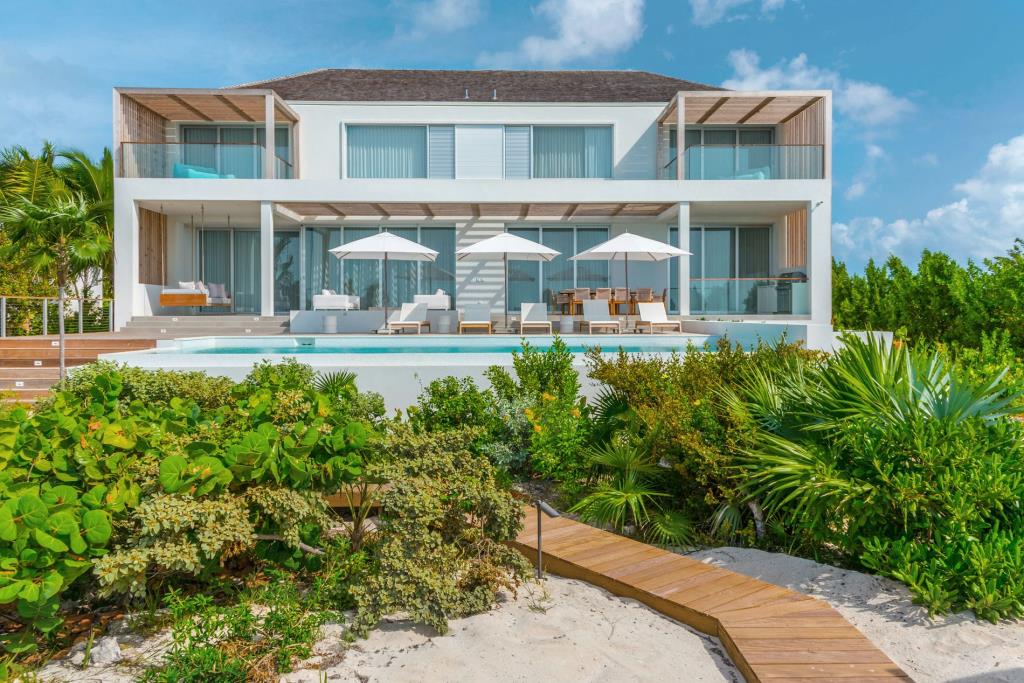 BE Long Bay – 6-bedroom Beachfront Villa