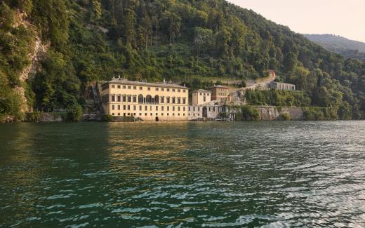Villa Pliniana set against mountains on the shores of Lake Como