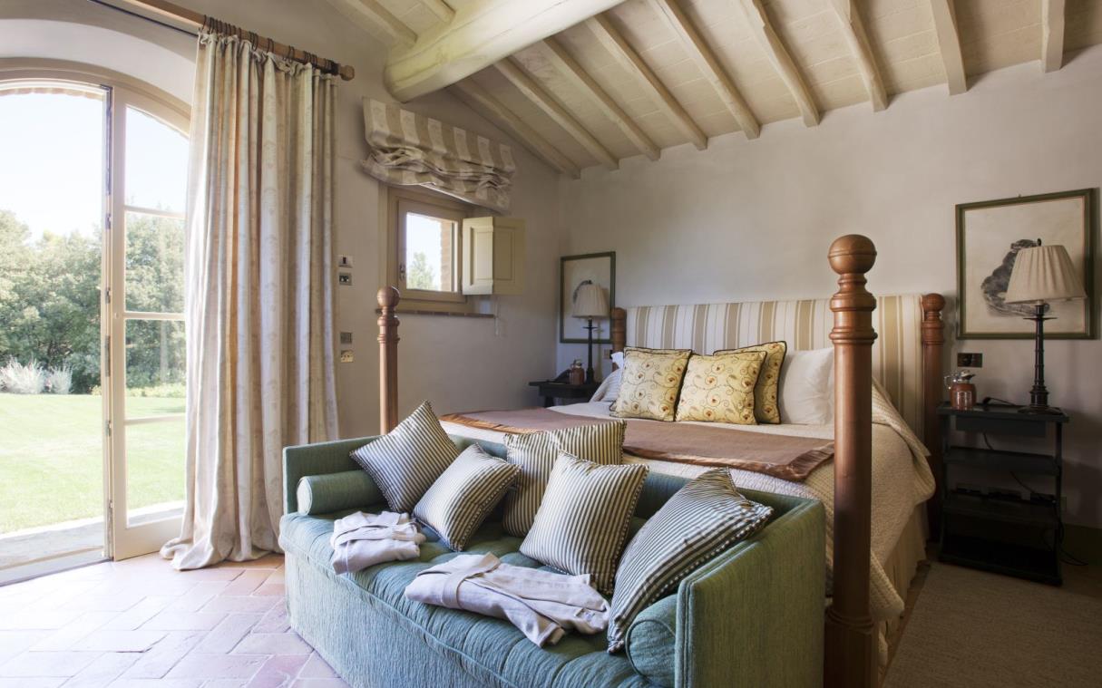 villa-siena-tuscany-italy-luxury-pool-castiglion-bosco-alba-bed.jpg
