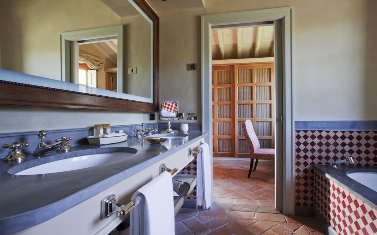 villa-siena-tuscany-italy-luxury-pool-castiglion-bosco-alba-bath.jpg