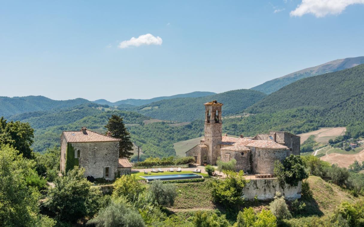 villa-puglia-umbria-italy-countryside-pool-castiglione-ugolino-ext (3).jpg