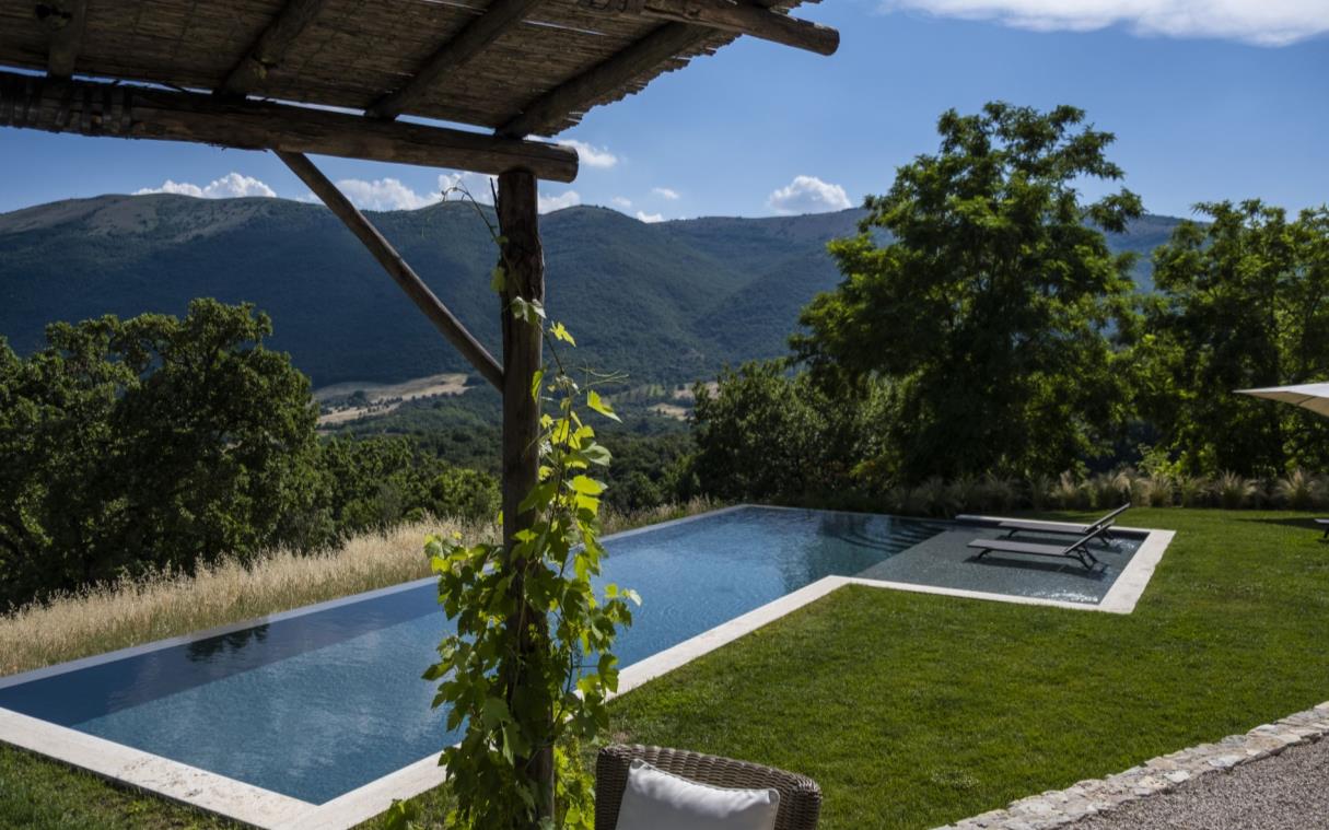 villa-perugia-umbria-italy-countryside-luxury-pool-penna-swim (8)