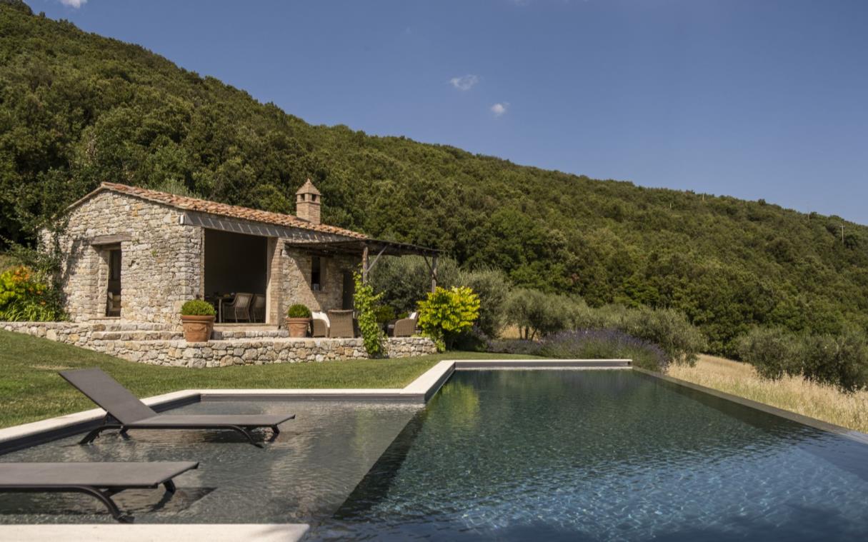 villa-perugia-umbria-italy-countryside-luxury-pool-penna-swim (10)