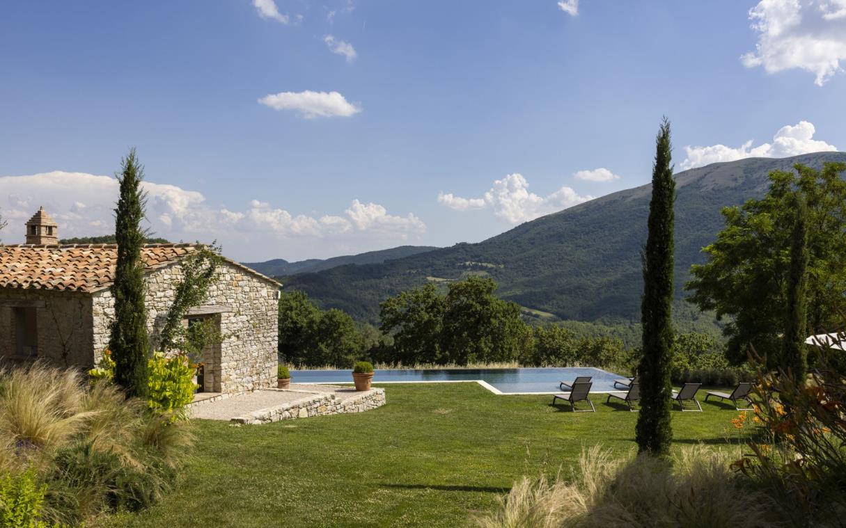 villa-perugia-umbria-italy-countryside-luxury-pool-penna-swim (5)