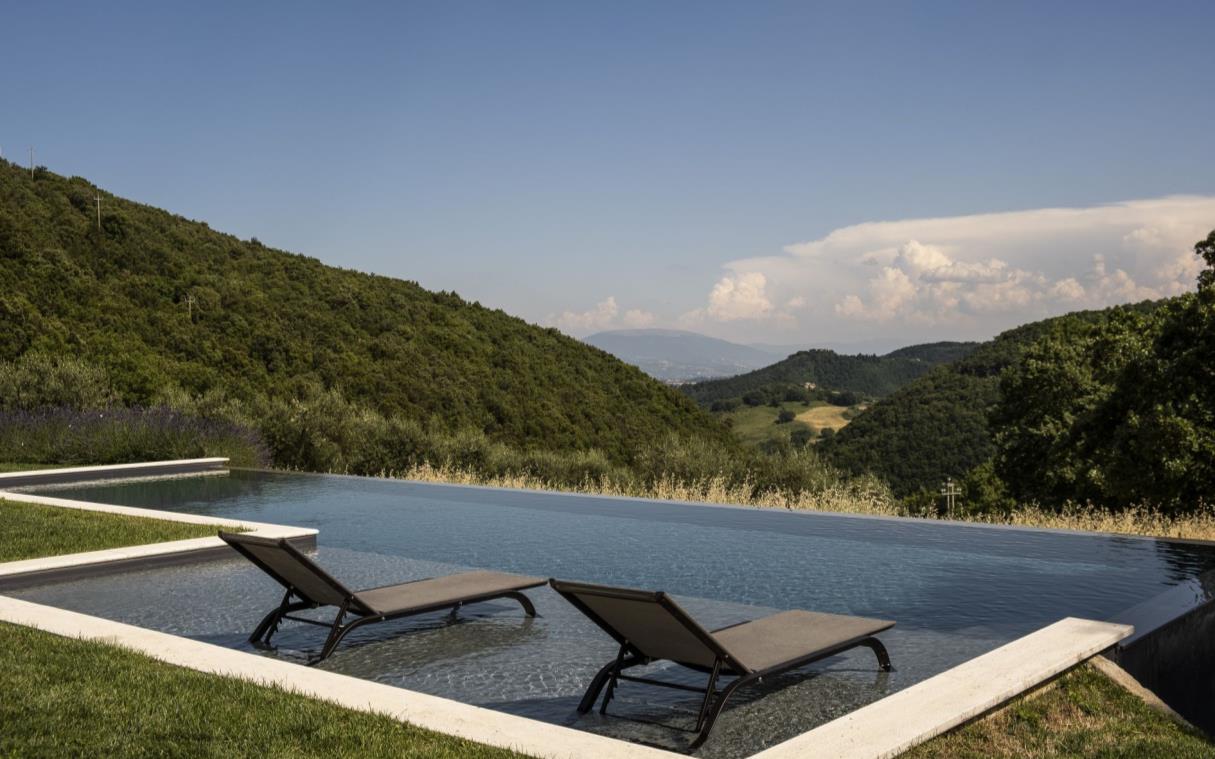 villa-perugia-umbria-italy-countryside-luxury-pool-penna-swim (16)