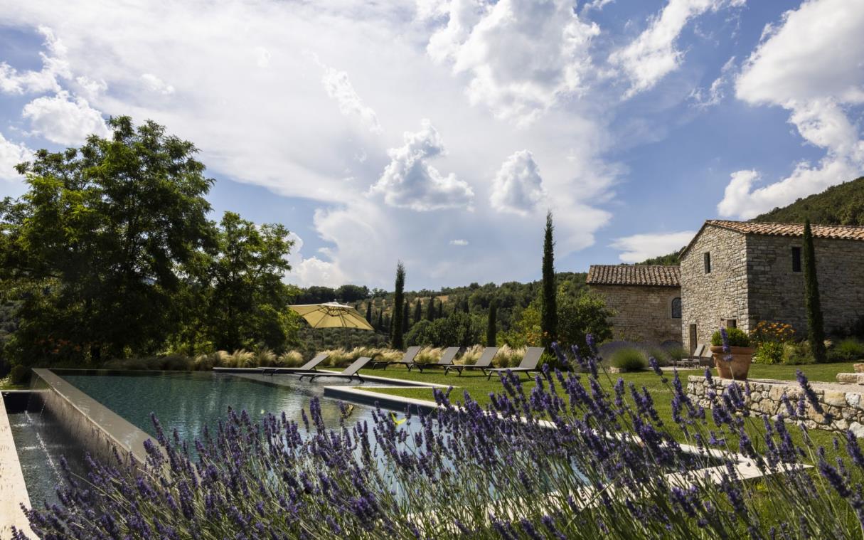 villa-perugia-umbria-italy-countryside-luxury-pool-penna-swim (3)