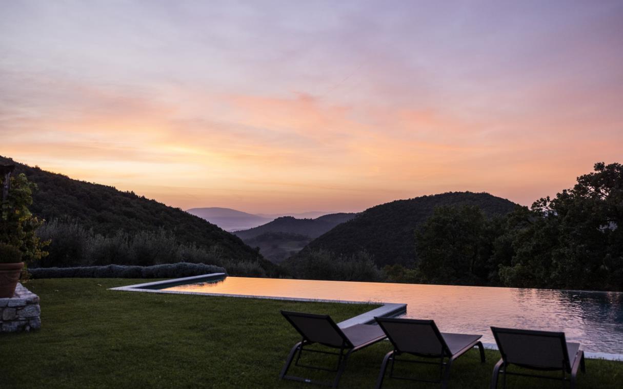 villa-perugia-umbria-italy-countryside-luxury-pool-penna-swim
