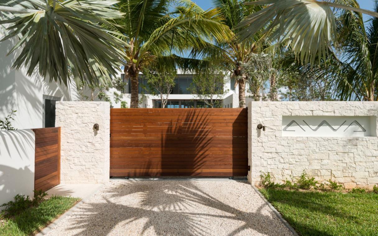 villa-grace-bay-turks-caicos-caribbean-luxury-beachfront-awa-entr (2).jpg