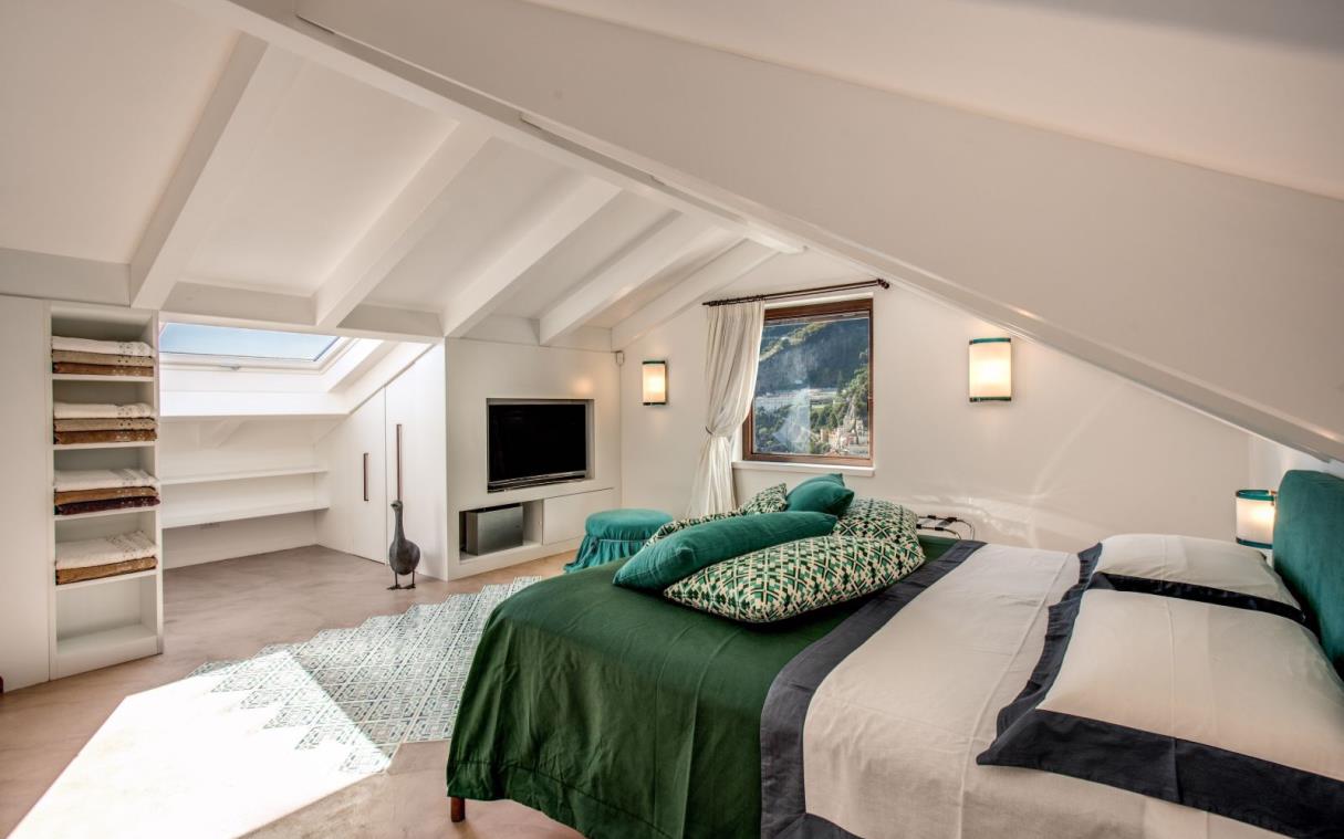 villa-amalfi-coast-italy-luxury-pool-casa-massa-bed (1).jpg