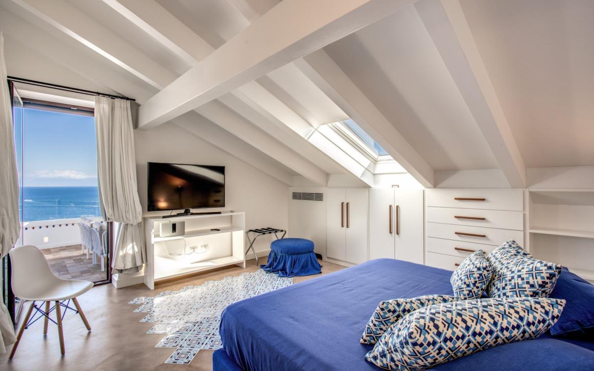 villa-amalfi-coast-italy-luxury-pool-casa-massa-bed (13).jpg