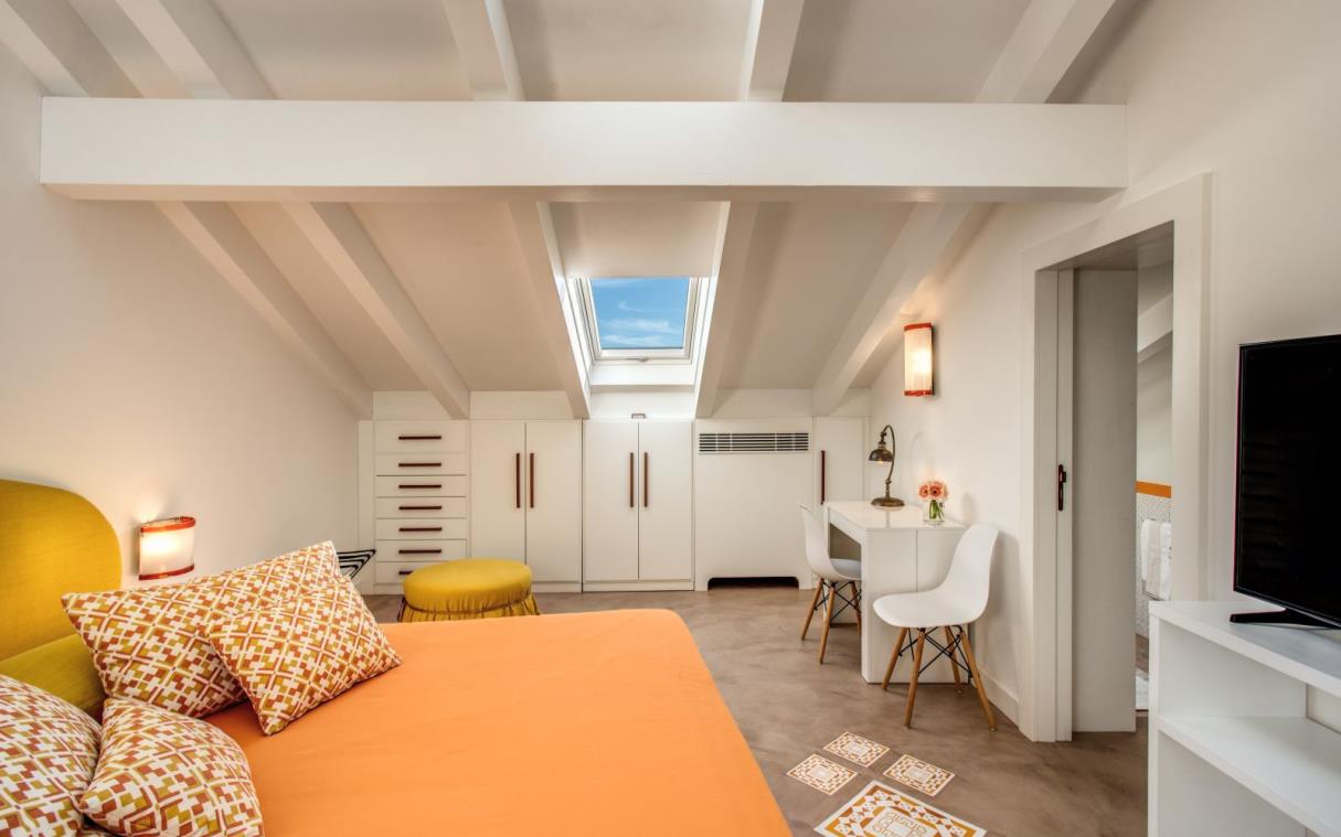 villa-amalfi-coast-italy-luxury-pool-casa-massa-bed (9).jpg