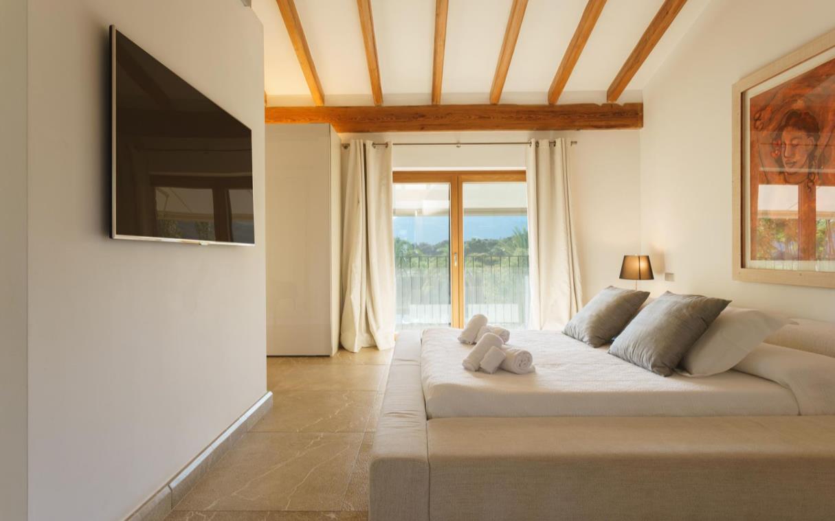 villa-mallorca-balearic-islands-spain-luxury-pool-llenaire-bed (1).jpg