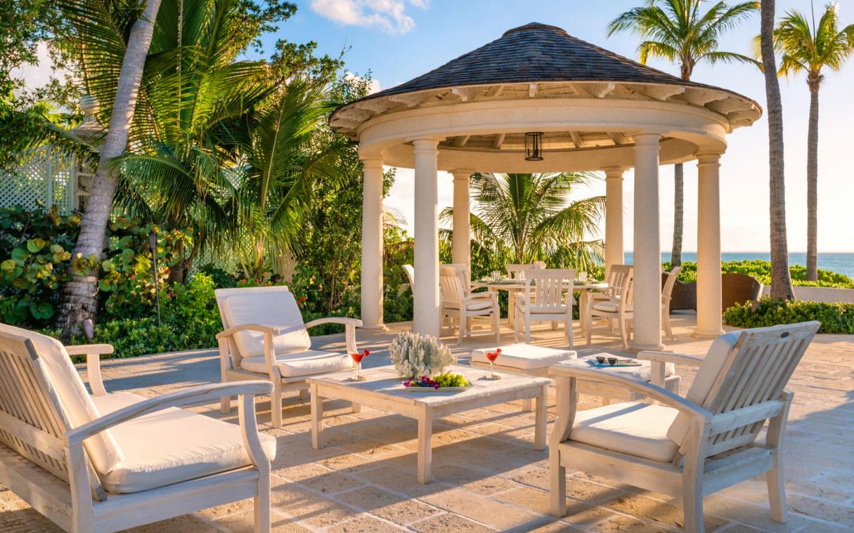 villa-grace-bay-turks-caicos-caribbean-luxury-beachfront-coral-out-liv (1)