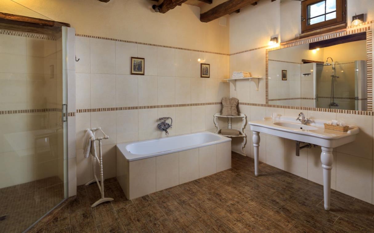 villa-siena-tuscany-italy-luxury-pool-montesoli-bath (1)