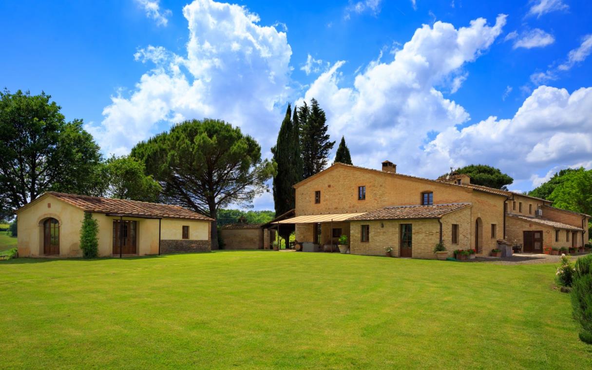 villa-siena-tuscany-italy-luxury-pool-montesoli-ext (2)