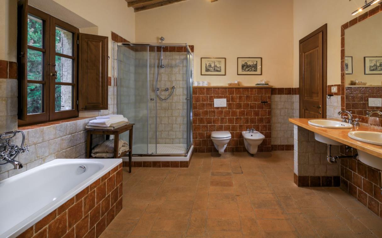 villa-siena-tuscany-italy-luxury-pool-montesoli-bath (6)