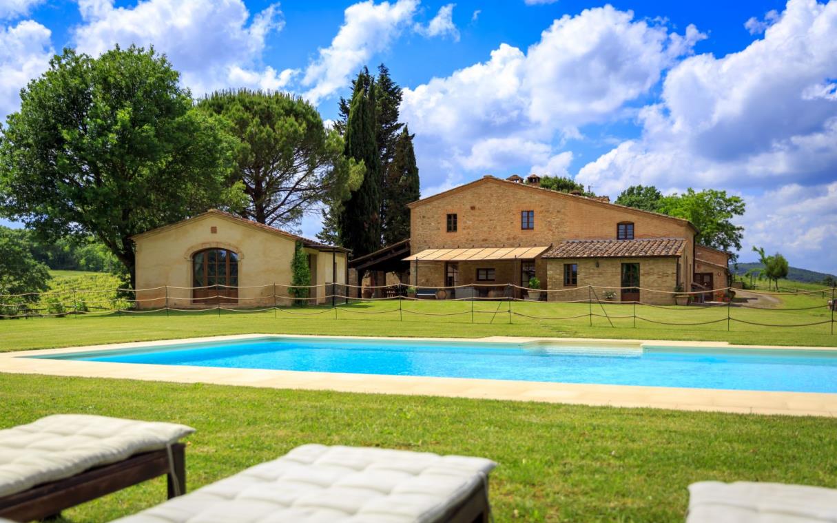 villa-siena-tuscany-italy-luxury-pool-montesoli-swim (3)