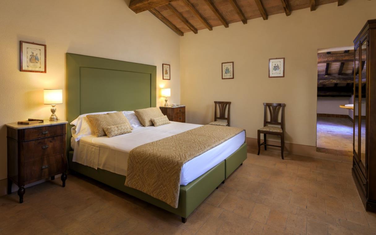 villa-siena-tuscany-italy-luxury-pool-montesoli-bed 4