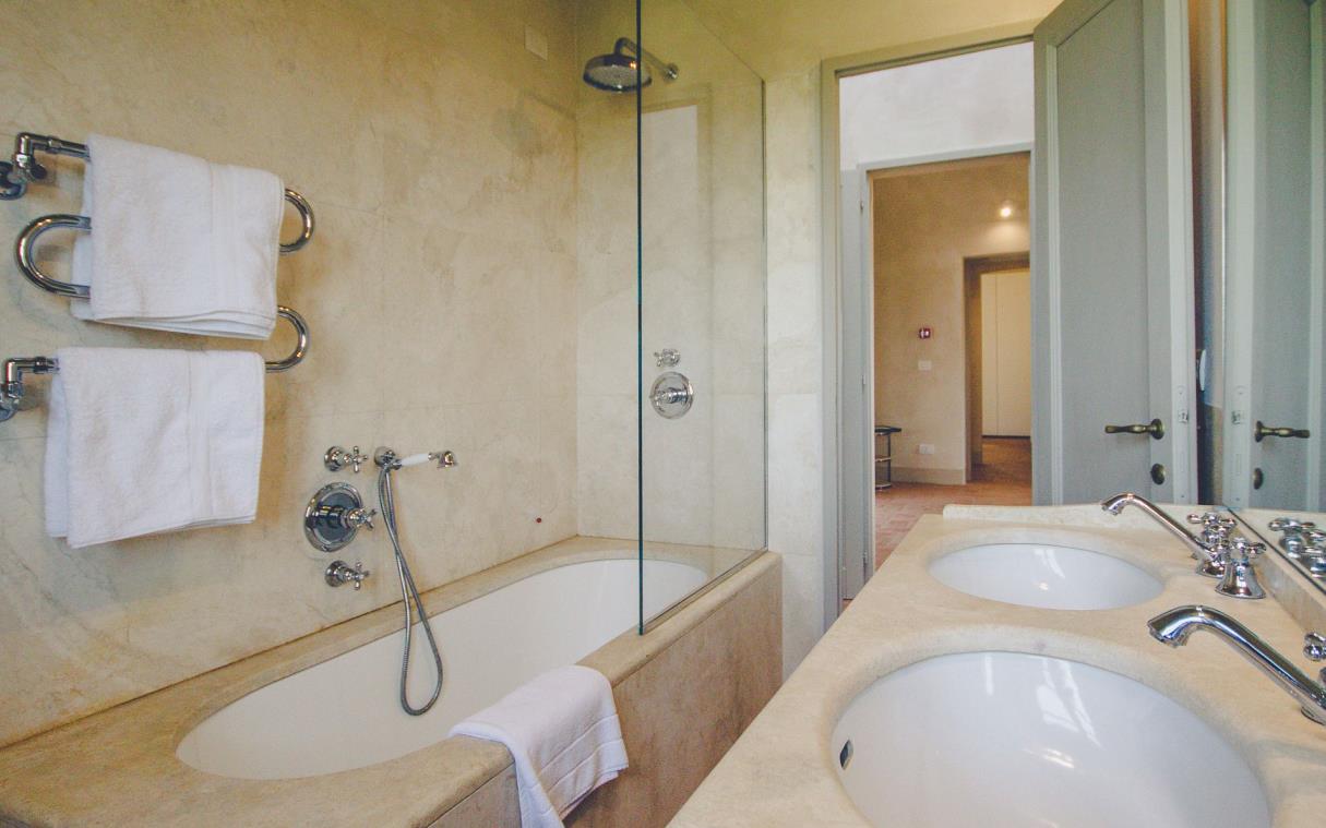 Villa Montepulciano Siena Italy Countryside Pool Luxury Icario Chiani Bath 5