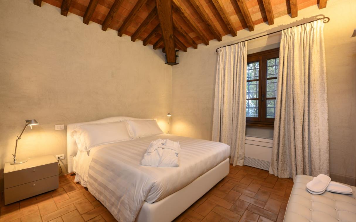Villa Montepulciano Siena Tuscany Pool Vineyard Benefizio Bed 4