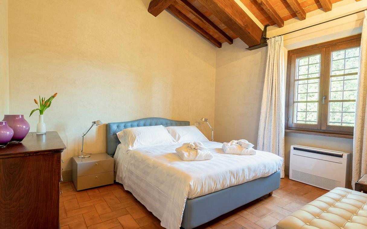 Villa Montepulciano Siena Tuscany Pool Vineyard Benefizio Bed 1