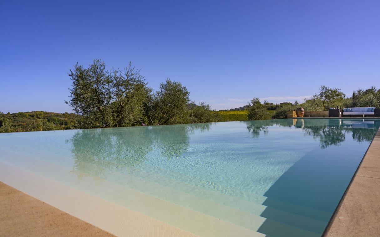 Villa Montepulciano Siena Tuscany Pool Vineyard Benefizio Swim 2