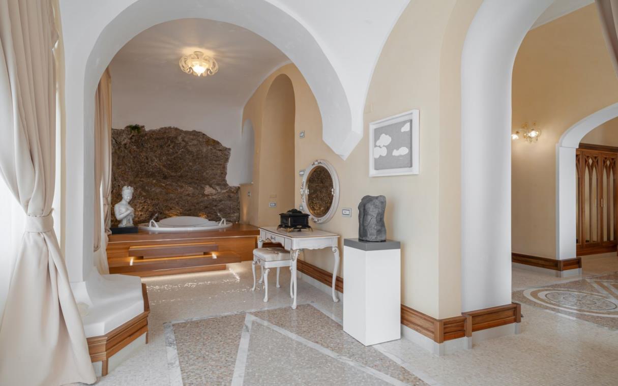 Villa Ravello Amalfi Coast Italy Luxury Pool Rondinaia Bath 11