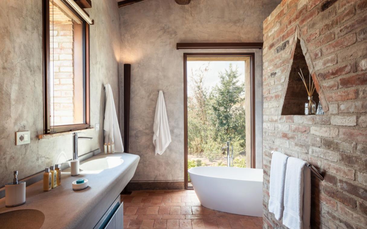 villa-siena-tuscany-italy-luxury-pool-san-gerolamo-bath (1)