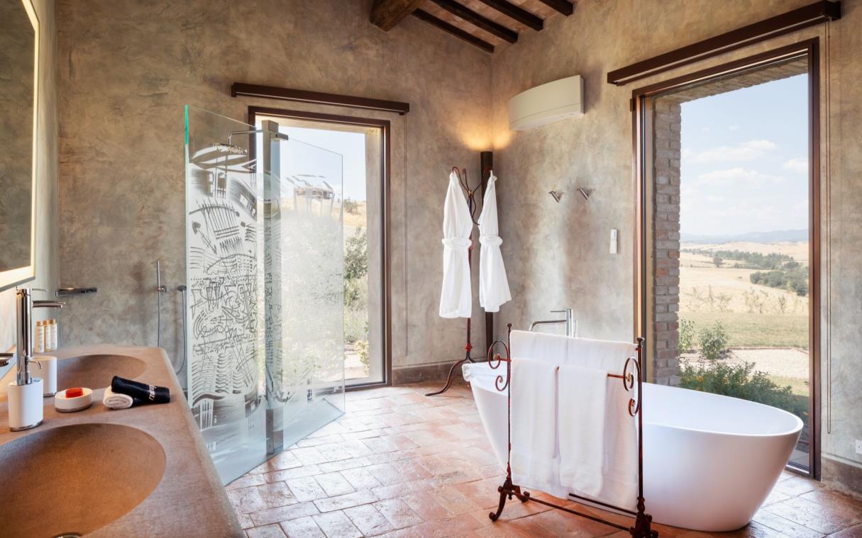 villa-siena-tuscany-italy-luxury-pool-san-gerolamo-bath (4)
