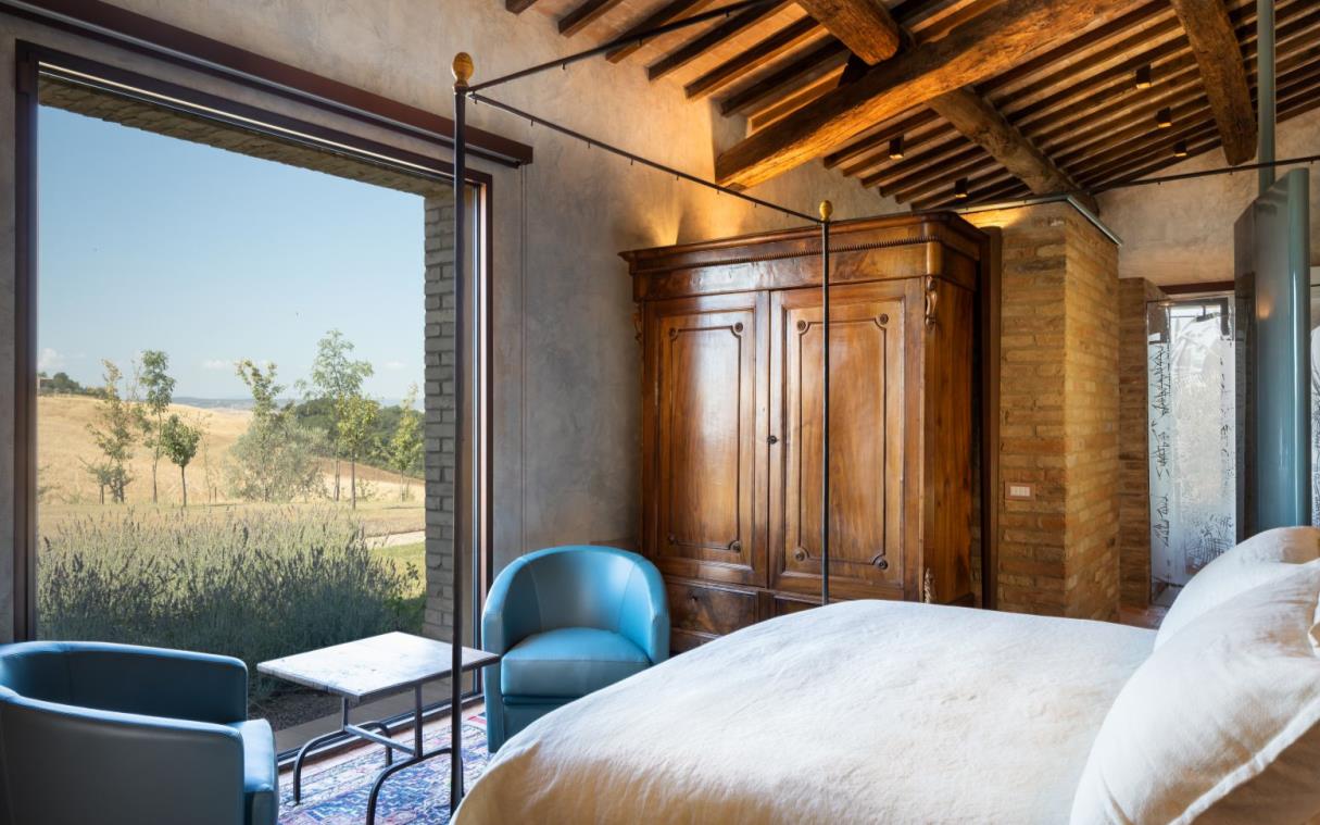 villa-siena-tuscany-italy-luxury-pool-san-gerolamo-bed (1)