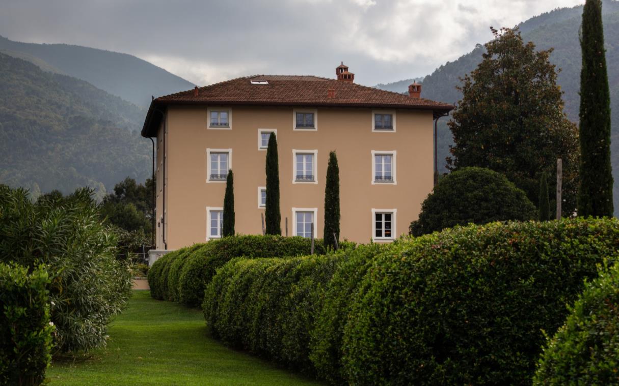 villa-lucca-tuscany-italy-countryside-luxury-pool-marie-ext 2