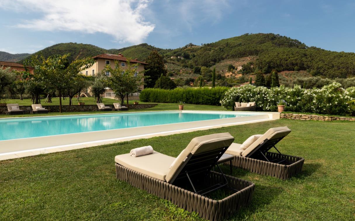 villa-lucca-tuscany-italy-countryside-pool-luxury-marie-swim