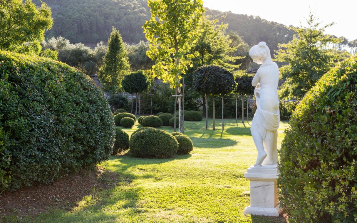 villa-lucca-tuscany-italy-luxury-pool-marie-gar (4)