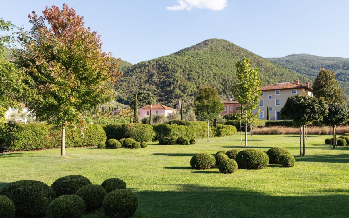 villa-lucca-tuscany-italy-luxury-pool-marie-gar (1)