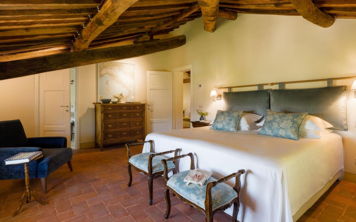 villa-lucca-tuscany-italy-countryside-pool-luxury-marie-bed (2)