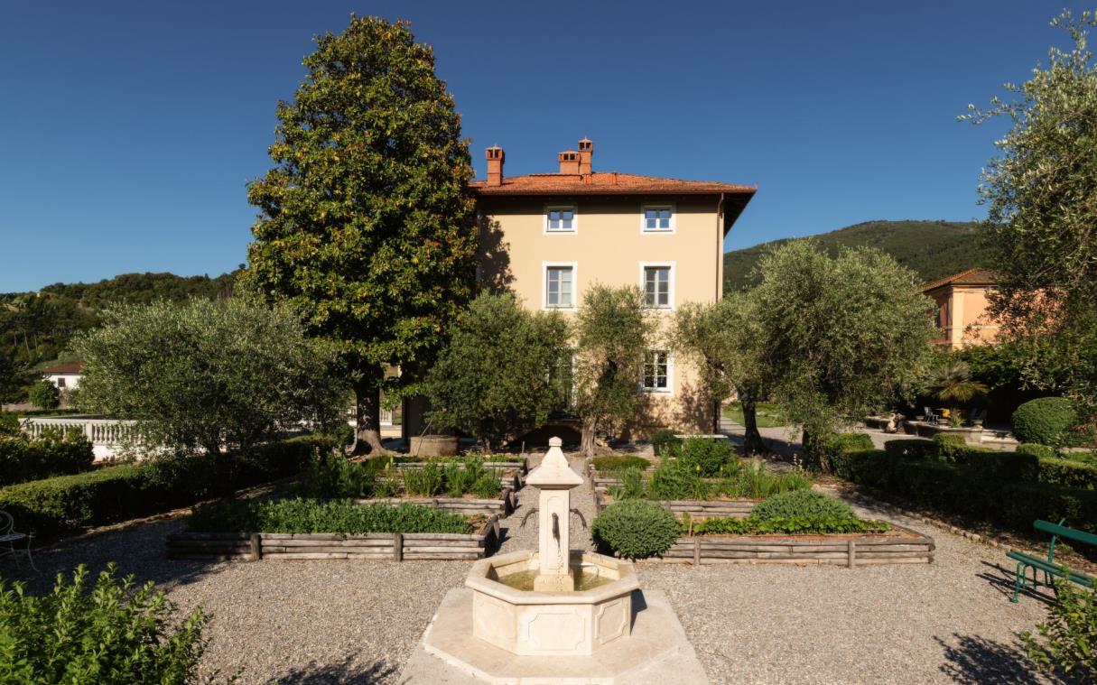 villa-lucca-tuscany-italy-countryside-pool-luxury-marie-ext (2)