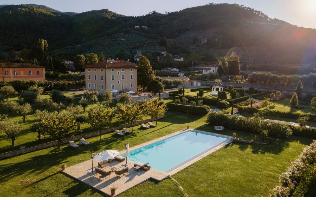 villa-lucca-tuscany-italy-luxury-pool-marie-swim