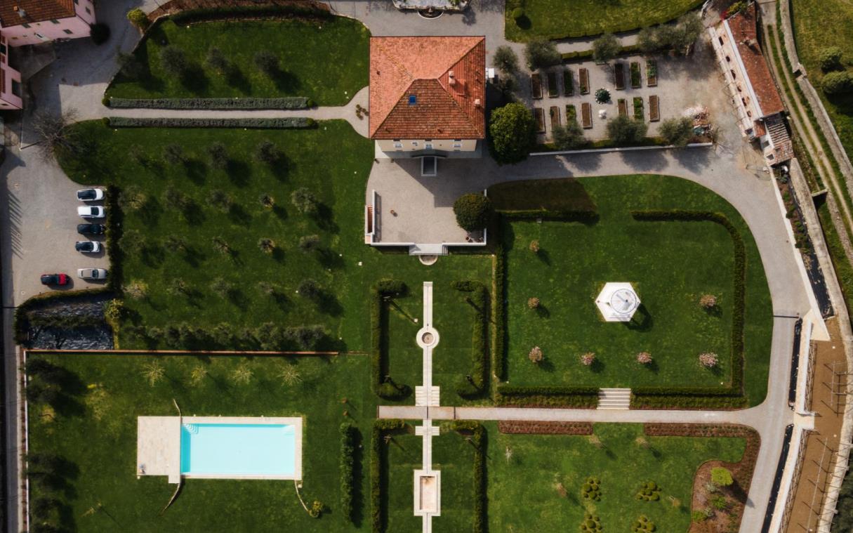 villa-lucca-tuscany-italy-countryside-luxury-pool-marie-aer