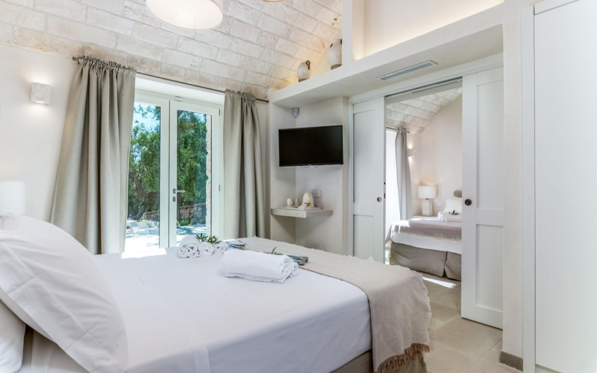villa-apulia-italy-luxury-pool-ludovica-bed (21)