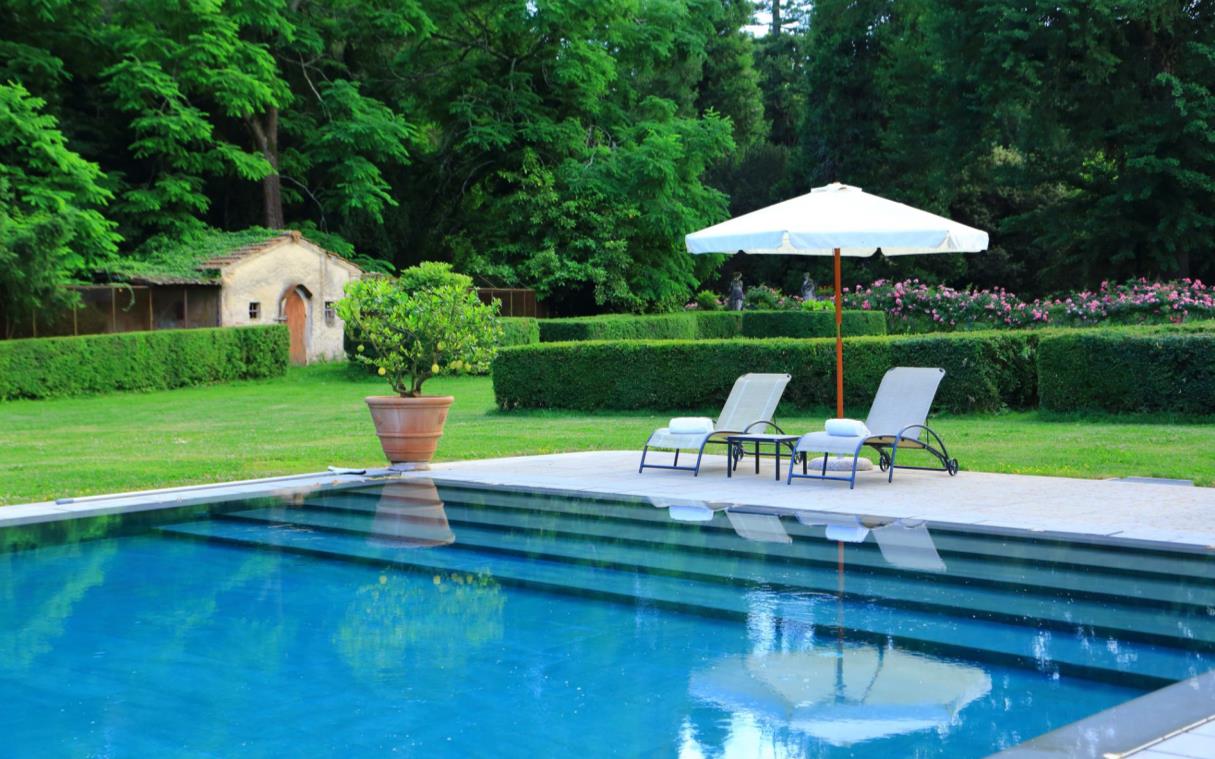 villa-florence-italy-luxury-pool-castello-del-monsignore-swim (2)