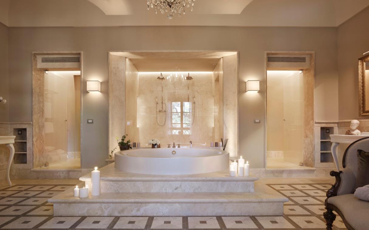 villa-florence-italy-luxury-pool-castello-del-monsignore-bath (17)