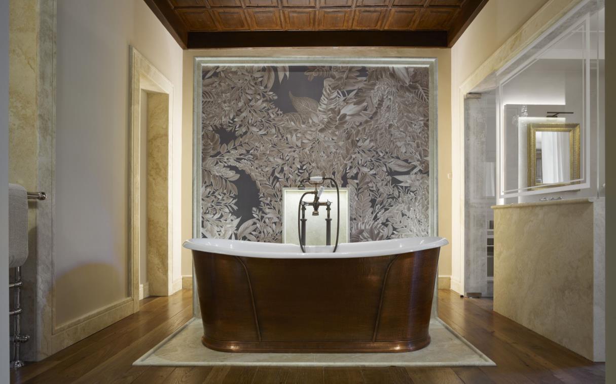 villa-florence-italy-luxury-pool-castello-del-monsignore-bath (9)