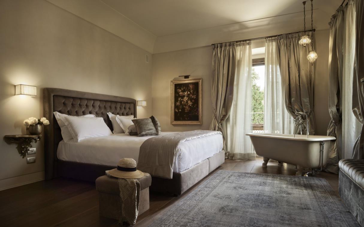 villa-florence-italy-luxury-pool-castello-del-monsignore-bed (1)