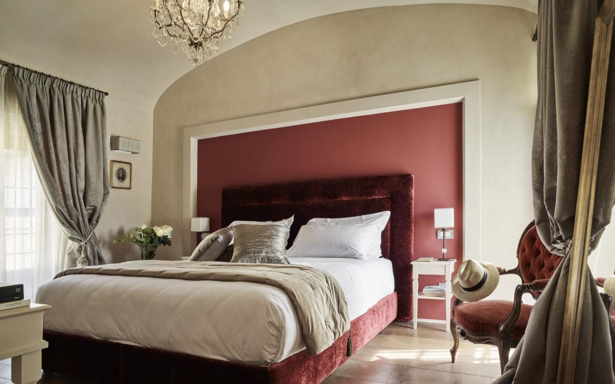 villa-florence-italy-luxury-pool-castello-del-monsignore-bed (5)