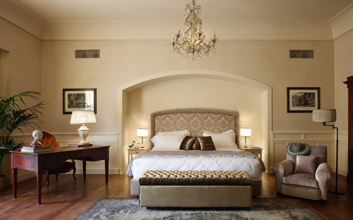 villa-florence-italy-luxury-pool-castello-del-monsignore-bed (9)