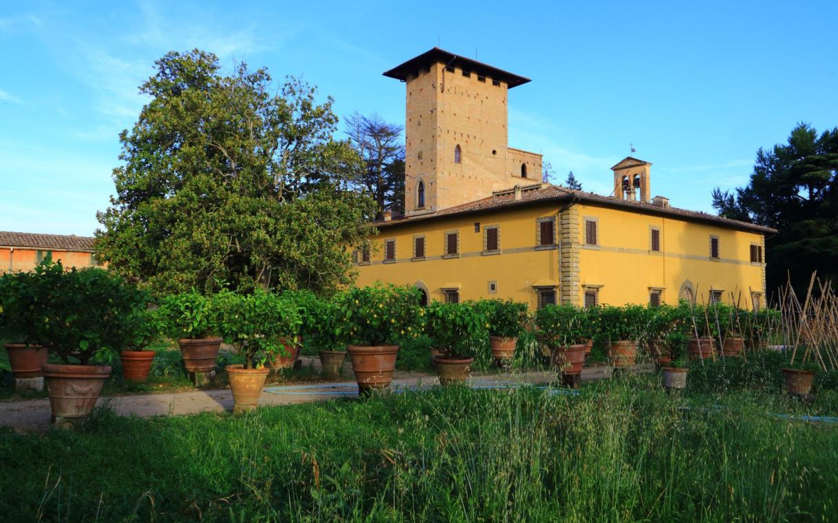 villa-florence-italy-luxury-pool-castello-del-monsignore-gard (1)