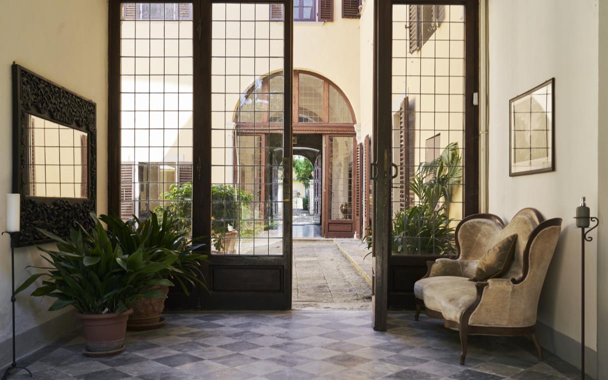 villa-florence-italy-luxury-pool-castello-del-monsignore-hall (5)